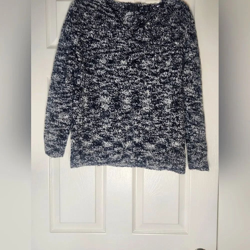 Roe L White/ Black Longsleeves V-neck WOOL Blend Women’s Sweater